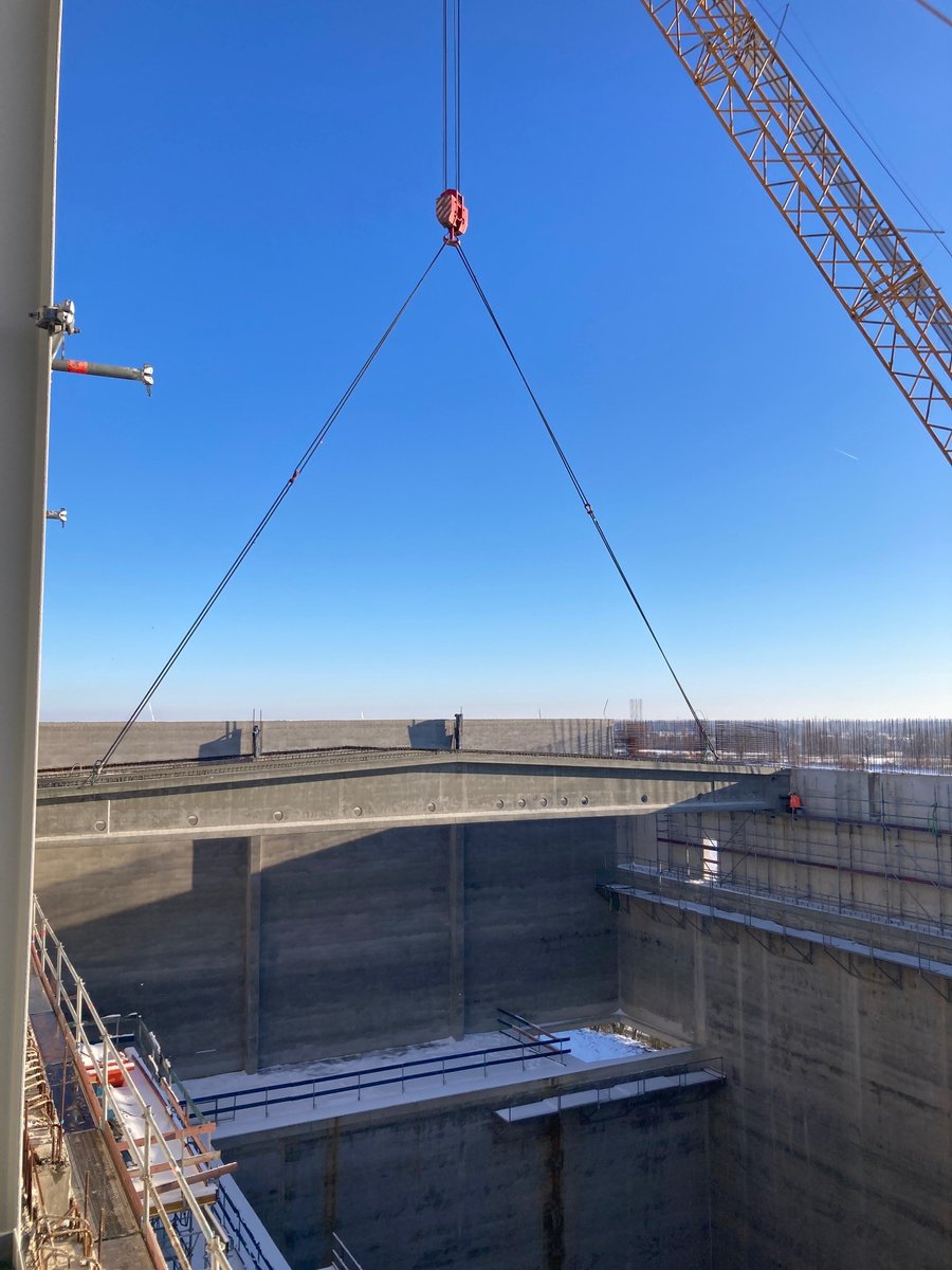 Abfallende's tweet photo. Baufortschritt in Stapelfeld! 
10 Spannbeton-Fertigteilbinder mit einem Gewicht von je 60t und einer Spanne von über 35m wurden montiert. Ein riesiges Dankeschön an alle Beteiligten. https://t.co/H9enII0tTF