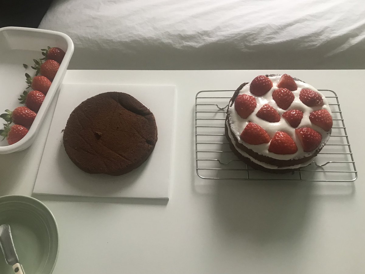 mintcupcakey's tweet photo. 집에서 혼자 딸기케이크 만들기 🍓 https://t.co/0AmzXaWXya