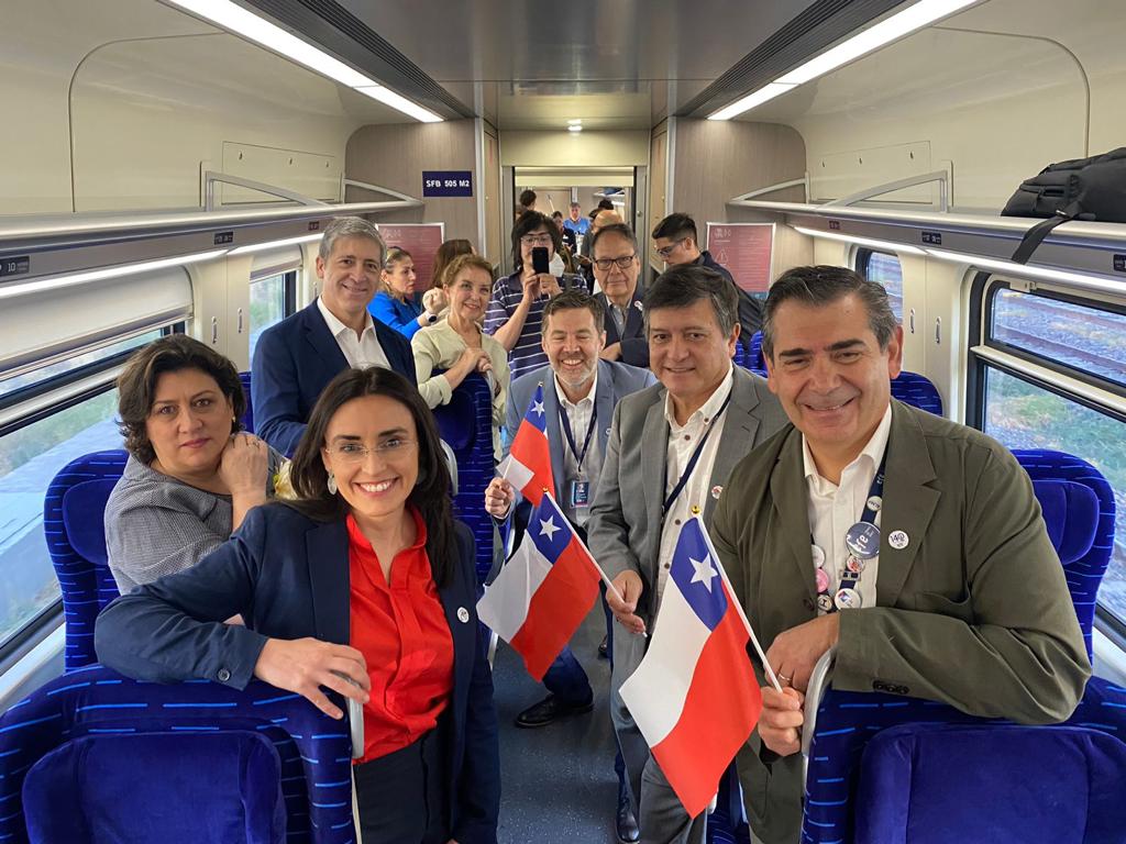 Agrdezco al ministro <a href="/JuanCaMunozA/">Juan Carlos Muñoz Abogabir</a> del <a href="/MTTChile/">Ministerio de Transportes y Telecomunicaciones</a> por haberme invitado al viaje inaugural del tramo Alameda Curicó, del nuevo tren que llegara hasta Chillan. Un proyecto de estado que trasciende administraciones. Nos alegra haberlo iniciado, y mas verlo operando!. <a href="/EFETrenesChile/">EFE Trenes de Chile</a>
