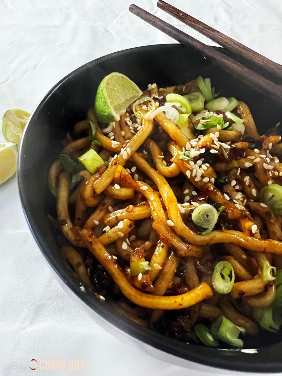 Ready in less than 15 minutes. More like 10 minute. Give these chili oil noodles a try. They are comfort food at its very best. Try it tonight! RECIPE HERE 👉 buff.ly/3vvLUig