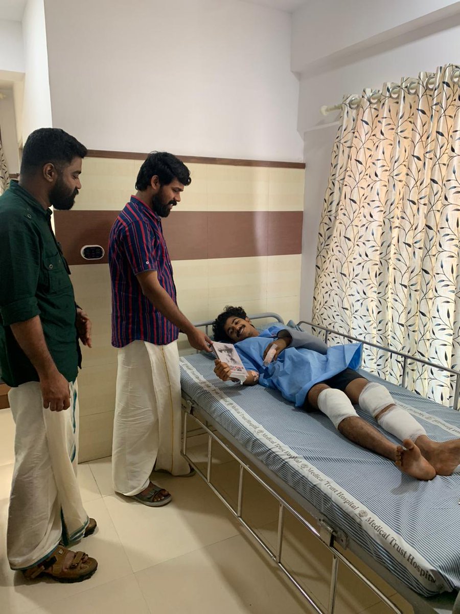 NitheeshNaranan's tweet photo. Comrade Nazer, SFI unit secretary in Maharajas college of Kerala, braved a murderous attack of Fraternity and NSU(I) criminals. Greeted our beloved comrade with the @LeftWordBooks 'Political Writings of Bhagat Singh'. He holds high confidence in the struggle for a brighter future https://t.co/z0JuPkNoUh