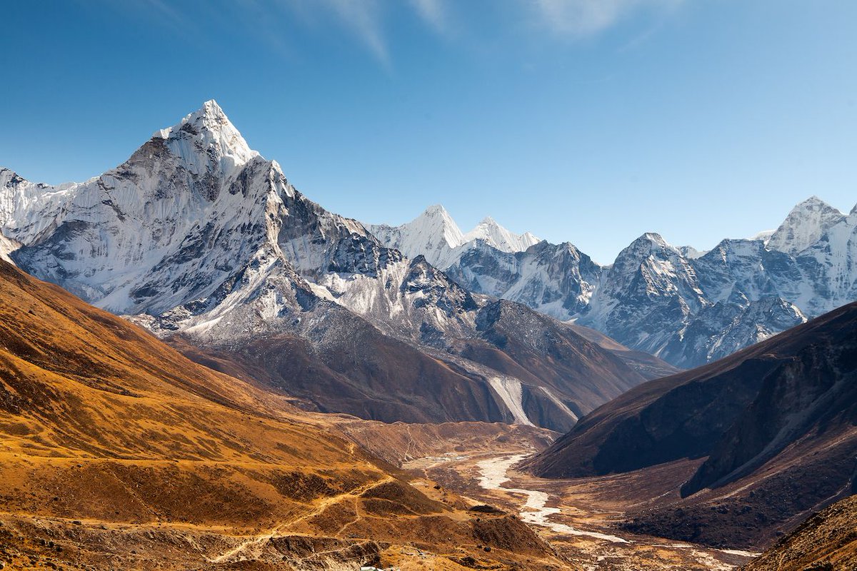 💫 Wonder of the World 🌏 Mount Everest’s peak is 29,035 feet above sea level, or at least it was. Nepal’s earthquake in 2015 is believed to have clipped the mountain’s height, so India and Nepal are about to measure it afresh 🙌