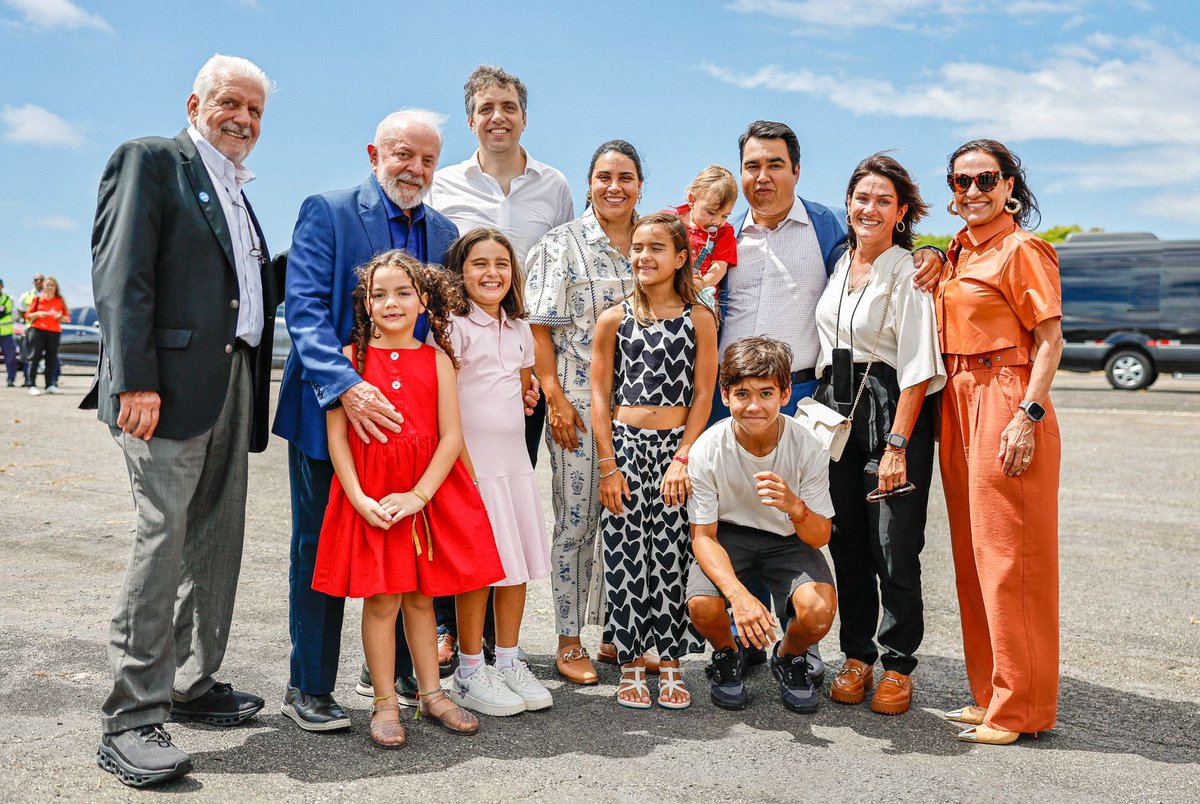 Sextou com esse registro de ontem! 😍 Parte da família reunida para receber o nosso presidente @LulaOficial na #Bahia! Boa sexta-feira, minha gente! 📸 Stuckert