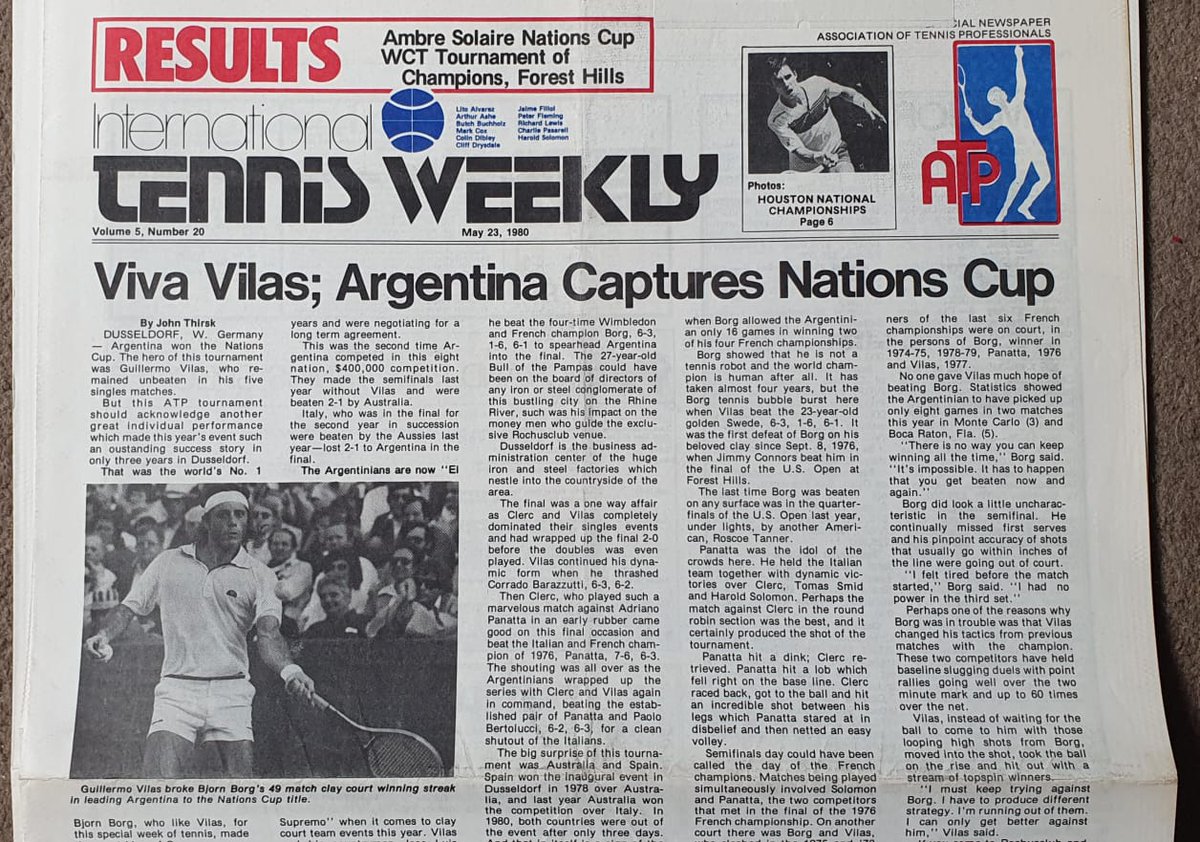 Flashback 1980. #TennisWeekly, semanario oficial de la #ATP, reflejó la victoria argentina en la #CopadelasNaciones que se disputaba en Düsseldorf. @GuilleVilasOK comandó el equipo y logró una victoria crucial contra el sueco Björn #Borg (Nº 1) por 6-3 1-6 6-3 en SF. ✍️ EP|Press