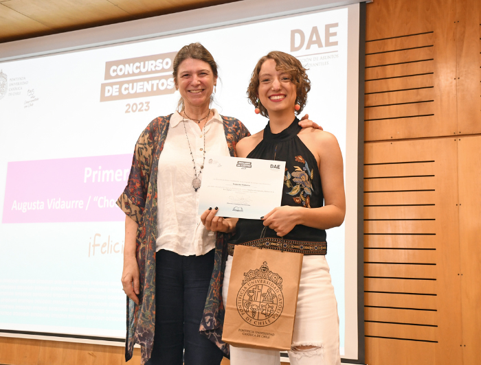 ucatolica's tweet photo. #EstudianteUC de @DISENO_UC gana concurso de cuentos de @vivelauc sobre el mundo digital 📝🥇. Se trata de Augusta Vidaurre, quién ganó el primer lugar por "Chocolate chips lover" relato que habla sobre los foros de internet💻. Revisa más detalles aquí: https://t.co/J0VIC9HNuo https://t.co/GGvHIF5r8G