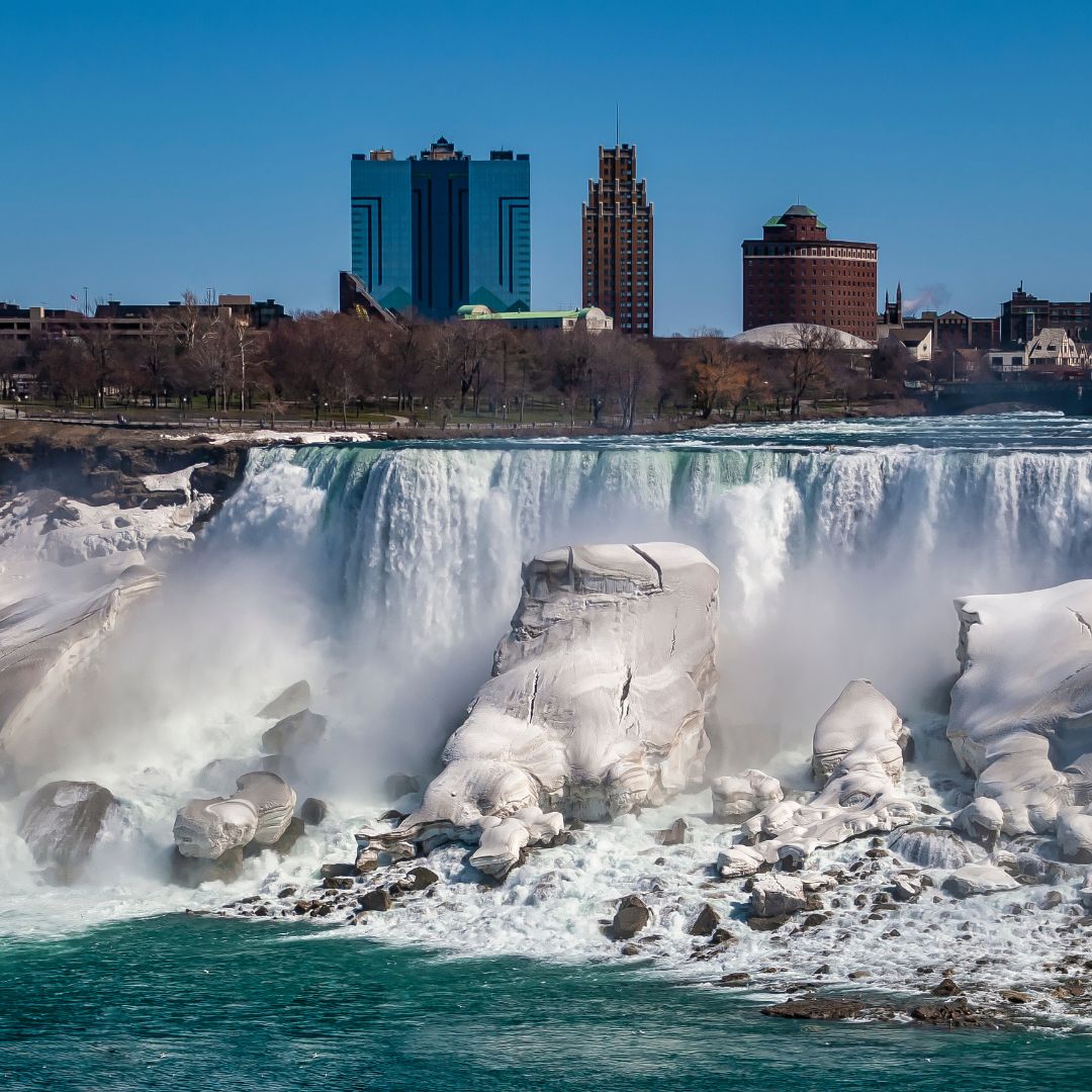 FINSAgency's tweet image. Day 19 Bucket List #2 – Niagara Falls! The awe-inspiring falls never fail to mesmerize. Choose from viewpoints like Horseshoe Falls, American Falls, and Bridal Veil Falls, or take a boat tour for an immersive experience.
#NiagaraFallsAdventure #BucketLis