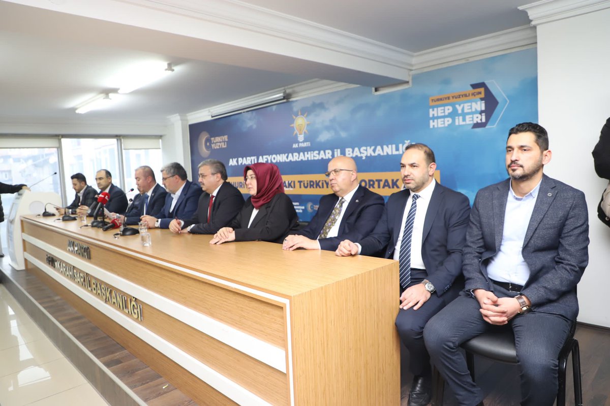 huseyinulucay03's tweet photo. İl Başkanlığımızda ilimizin kıymetli basın mensupları ile bir araya gelerek hedef, ilke ve hayallerimi anlattım.
İnşallah 31 Marttan sonra Mutlu Şehir vizyonu  ile Afyonkarahisar’ı daha güzel günler bekliyor olacak.
Yakında gerçekleştireceğimiz Proje tanıtım toplantısı ile yapacağımız projeleri hemşehrilerimize tanıtacağız.
Unutmayın;
Daha gidecek çok yolumuz var.. 💡🇹🇷