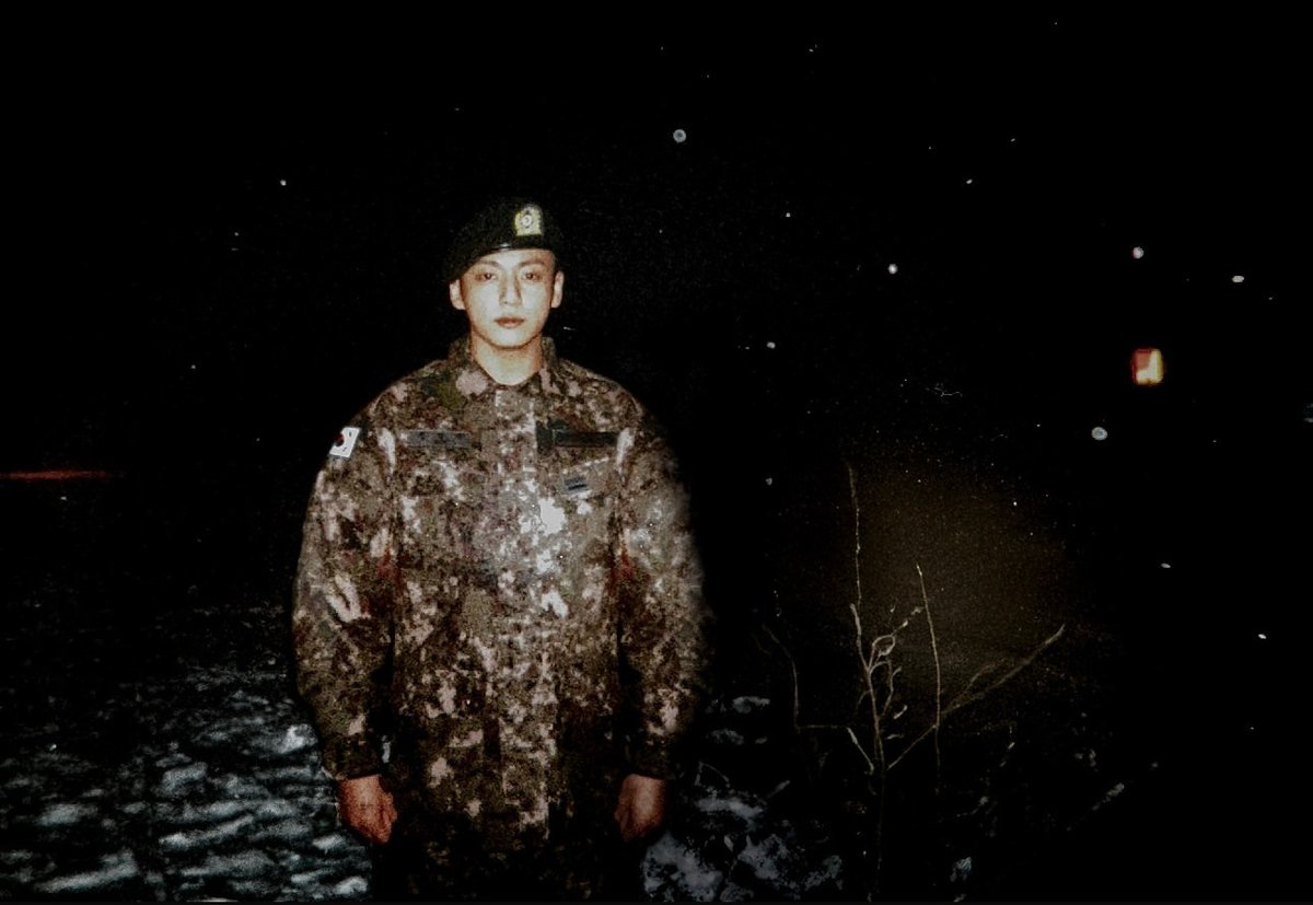 [#INFO] O irmão do #Jungkook publicou uma foto dele com a farda do exército 💜 Pela data provavelmente a foto foi tirada no dia da formatura dele! 🥺 @BTS_twt ~🐥