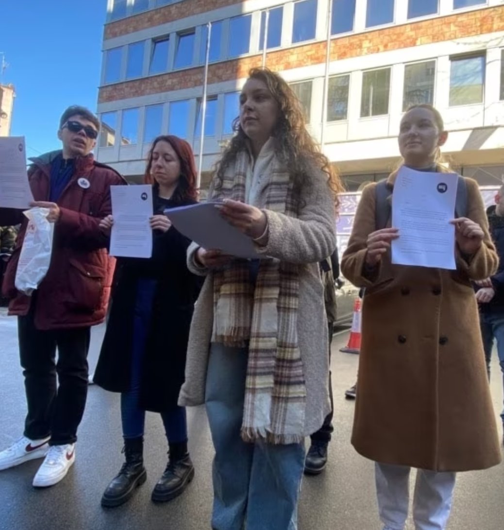 Nakon što su predstavnike EU pismeno obavestili o svim izbornim neregularnostima, studenti i mladi iz neformalne organizacije "Borba" dobili su poziv za posetu Briselu. Delegacija će otputovati i ponovo upoznati EU predstavnike o detaljima izborne krađe.

Nema odustajanja...