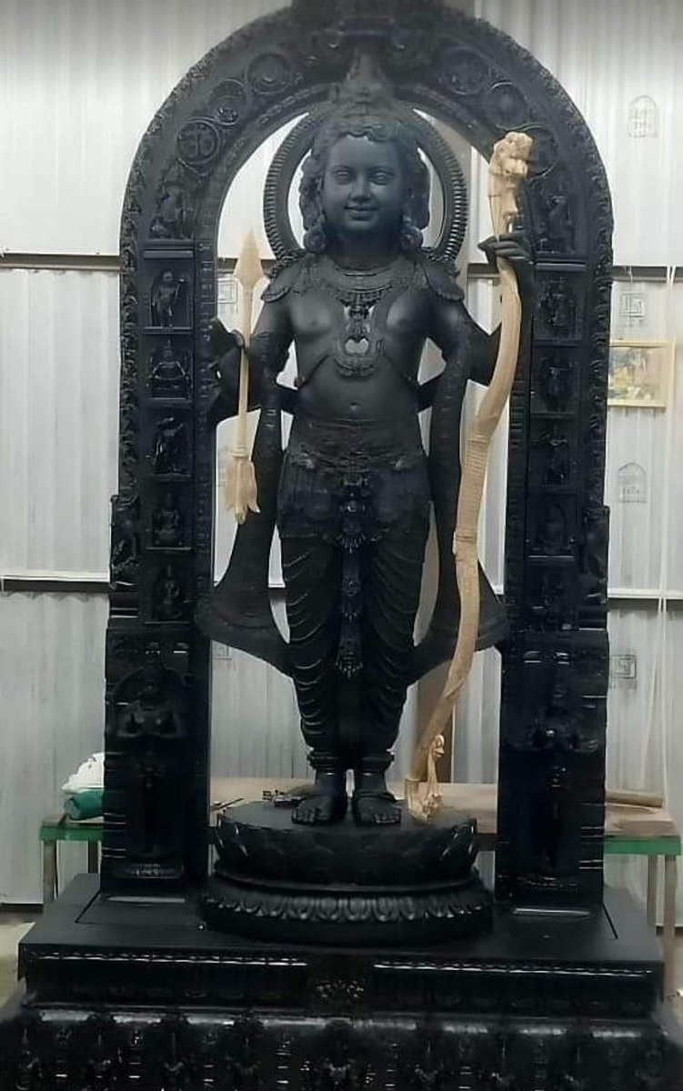 “लोकाभिरामं रणरंगधीरं राजीवनेत्रं रघुवंशनाथम्।
कारुण्यरूपं करुणाकरं तं श्रीरामचन्द्रं शरणं प्रपद्ये॥”

प्रभु श्रीराम की यह सुंदर छवि, मन को प्रफुल्लित और हृदय को आह्लादित करने वाला है।

           ॥ जय जय श्री राम ॥ 🙏🙏🚩

#JaiShreeRam🙏🚩
#Ram_Ram🙏🚩
#AyodhaRamMandir 🙏