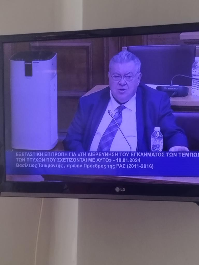 KiTaSuMbA's tweet image. 4 χρόνια μετά, τα φίλτρα HEPA δεν είναι "πιστοποιημένα" για την προστασία των μαθητών στα σχολεία, των ασθενών στα νοσοκομεία κλπ., για να χαλάσουμε λεφτά, αλλά στην βουλή, όπως και στο Μαξίμου, μια χαρά δουλεύουν. #υποκρισια @YpYgGR @AdonisGeorgiadi