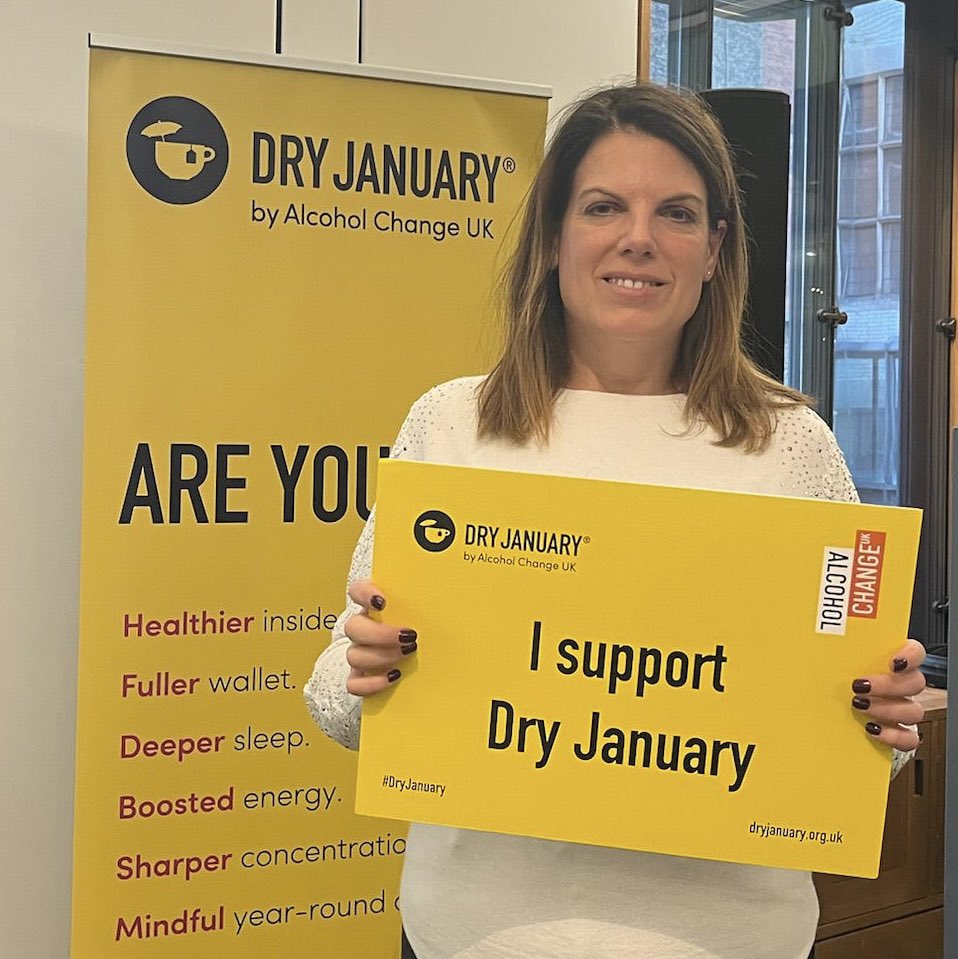 19 days into #DryJanuary and this week popped into the event in Parliament hosted by @AlcoholChangeUK - have just seen the photo in which it is clear I've substituted the alcohol with chocolate 😂