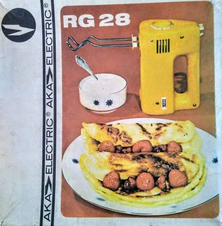 DDR_Reklame's tweet photo. Vom #RG28 wurden 18 Millionen Exemplare hergestellt. Mit ihm kann man nicht nur rühren, mixen und pürieren, sondern auch Rohkost häckseln, Scheren schleifen und Dosen öffnen, wofür zusätzliche Zubehörteile existieren. #RührGerät #AKAelectric #Suhl #DDR #GDR #Ostalgie #EastGermany https://t.co/0XvuPzd1tp