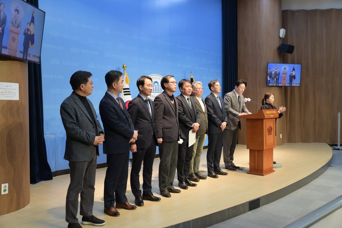 65세 이상 지하철 무임승차 금지!

정책적 효과에 긍정적 측면도 있을 수 있고 필요한 정책일 수도 있겠지만 당장은 손해를 보거나 마음을 다치는 이들도 분명히 있다는 점은 반드시 짚어야 합니다.

자극과 선동의 언어보다 양해와 설득의 문법이 정치의 문법이기를 바랍니다.