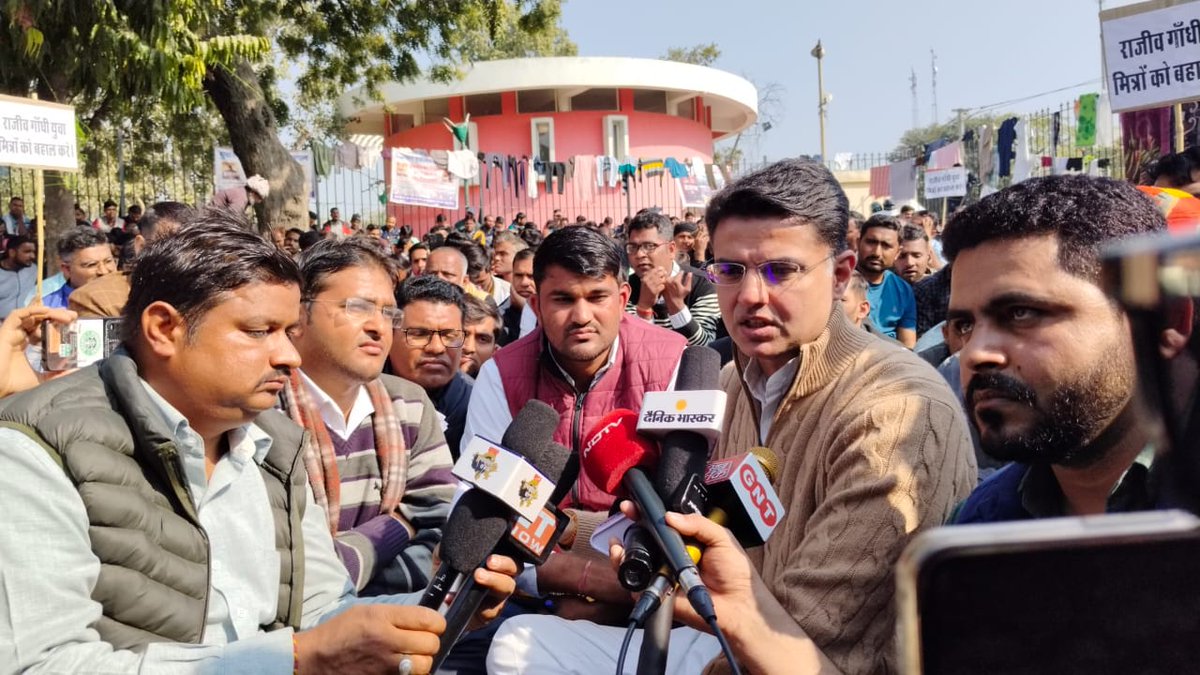 sanjay_hingwa's tweet photo. 5 हजार युवा मित्रों की बहाली के लिए जयपुर के शहीद स्मारक पर चल रहे अनिश्चितकालीन धरने के समर्थन में आज पूर्व डिप्टी CM श्री सचिन पायलट जी ने पधारकर मामले को विधानसभा में उठाने का आश्वासन दिया!
#युवामित्र_पूछे_बहाली_कब 
#युवा_मित्रों_का_सत्याग्रह 
@SachinPilot @DrKirodilalBJP https://t.co/ybJBg0QfUg