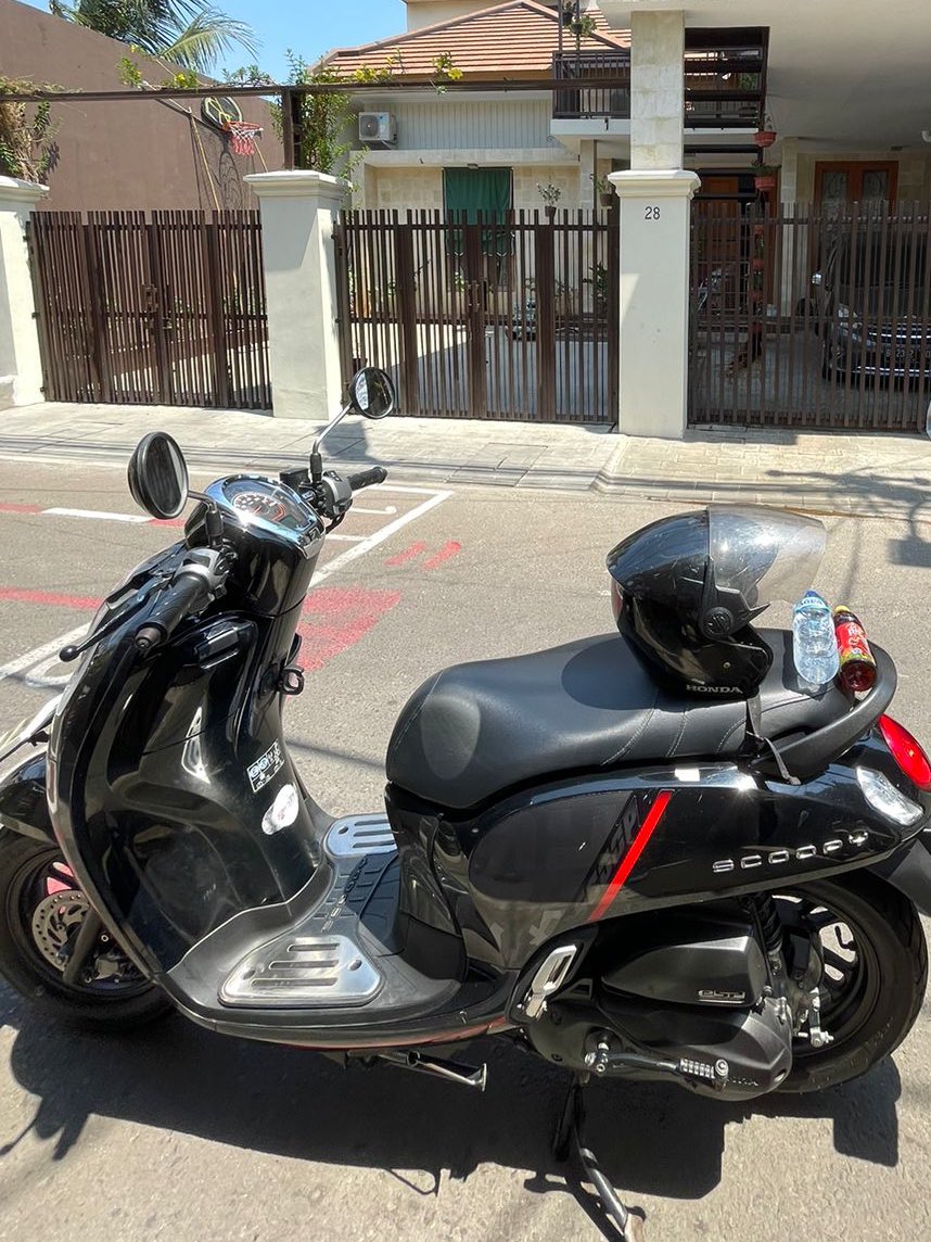 insecuristy's tweet photo. ‼️HELP MOTOR HILANG DICURI‼️

TOLONG bagi siapapun yg liat scoopy hitam dg list merah di forum jual beli, plat B 5470 BDF, tahun 2020-2021, no mesin JMO1E1317490 plis plis info ke gue, akan ada imbalan buat yg nemu.

gue ga ada foto full, tp ini motor gue. ilang di sekitar gn sahari.