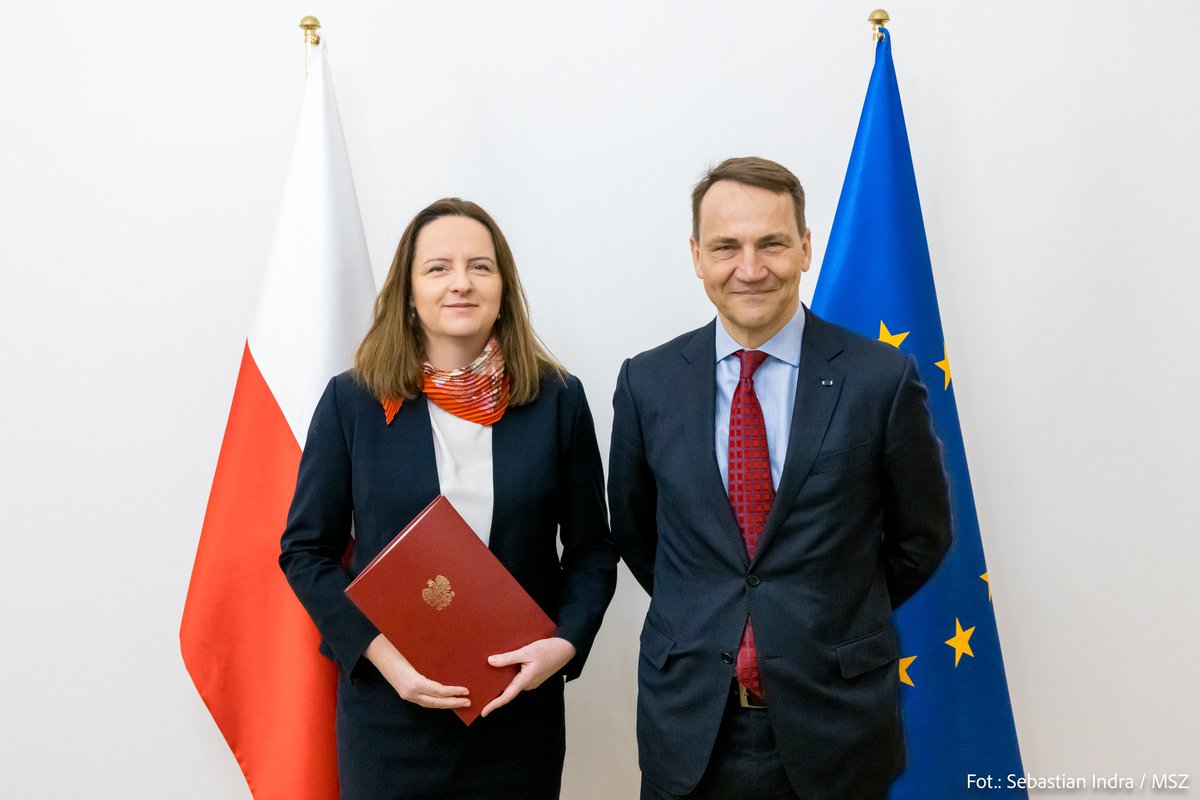 Nową podsekretarz stanu w 🇵🇱 Ministerstwie Spraw Zagranicznych została Anna Radwan-Röhrenschef. Nominację @RadwanAnia wręczył dziś min. @sikorskiradek.