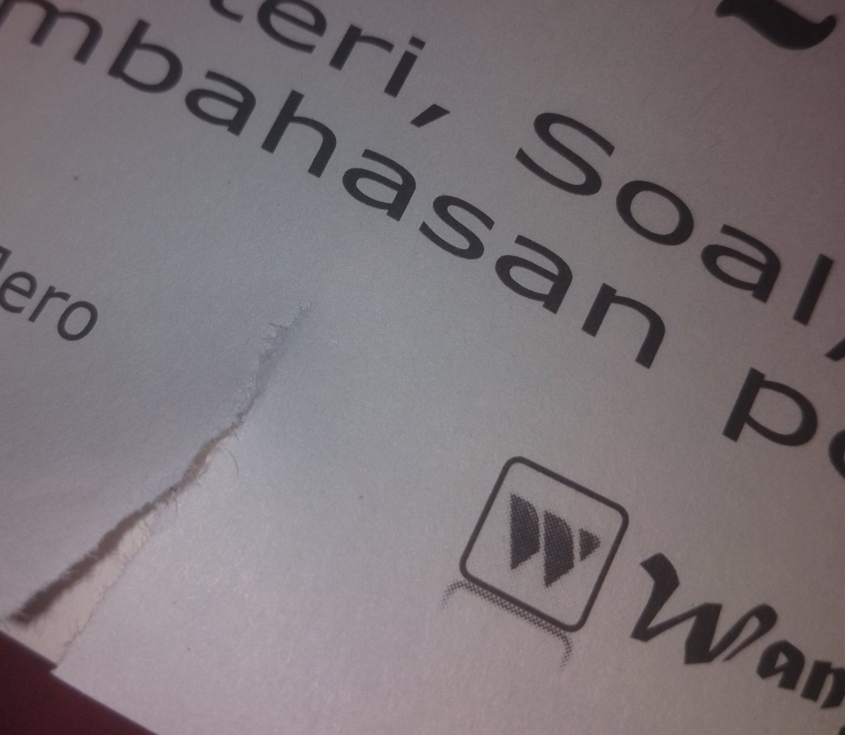 Baru dateng tadi sore belum kecoret sama sekali tapi udah sobek gara gara adek gua... NANGIS