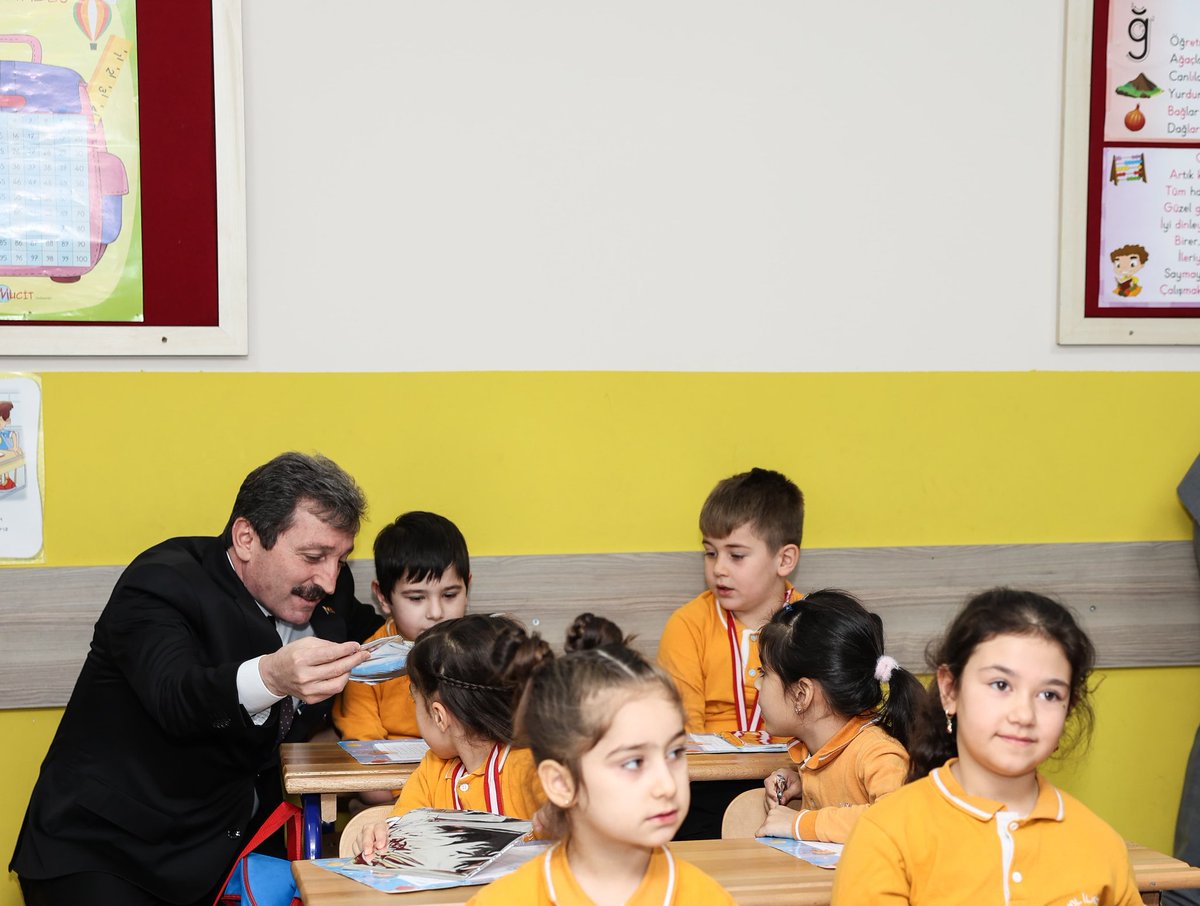 TCSamsunValilik's tweet photo. Valimiz Sayın Orhan Tavlı, 2023-2024 Eğitim-Öğretim Yılı 1. Döneminin sona ermesi dolayısıyla Canik 100.Yıl İlkokulu'nda düzenlenen karne dağıtım törenine katılarak, öğrencilere iyi tatiller diledi. https://t.co/BLA7S4Jg52