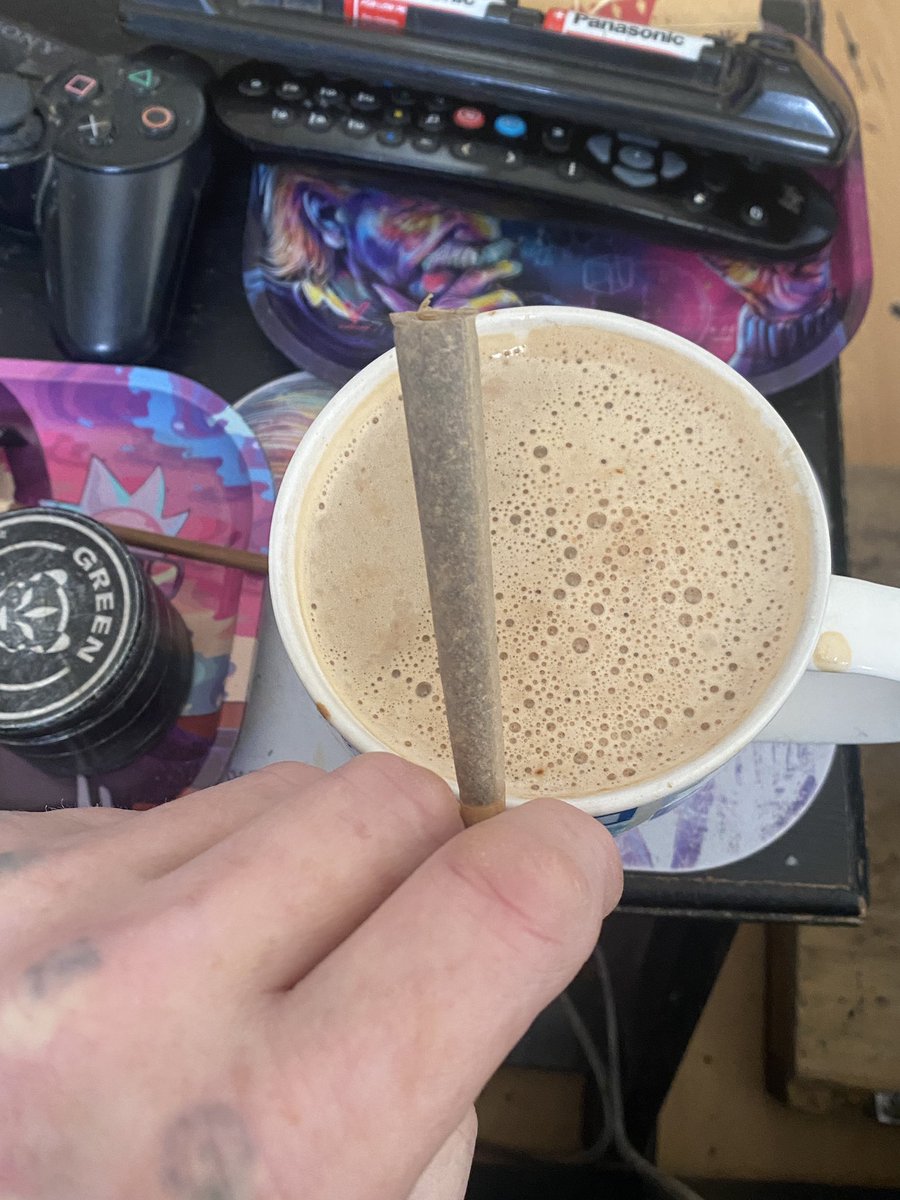 Greengiggles420's tweet photo. GM , X fam from the Emerald Isle whoever you are wherever you are wake and bake Enjoy #CannabisCommunity #cannabisculture #PPP #CannabisNews #@420 #CannaLand #LegalizeIt #growyourownweed #wakeandbake #CoffeeTime #Medical #fdepression #Tattoos #Piercings #Pits https://t.co/lRPKoJKnoK
