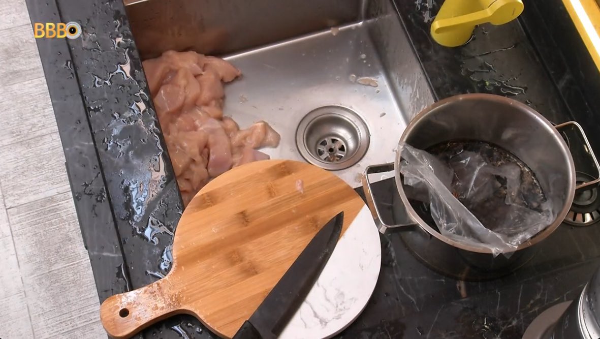 poptime's tweet image. GENTE? Davi estava lavando o frango na pia da cozinha, uns pedaços chegaram a cair no ralo. #BBB24