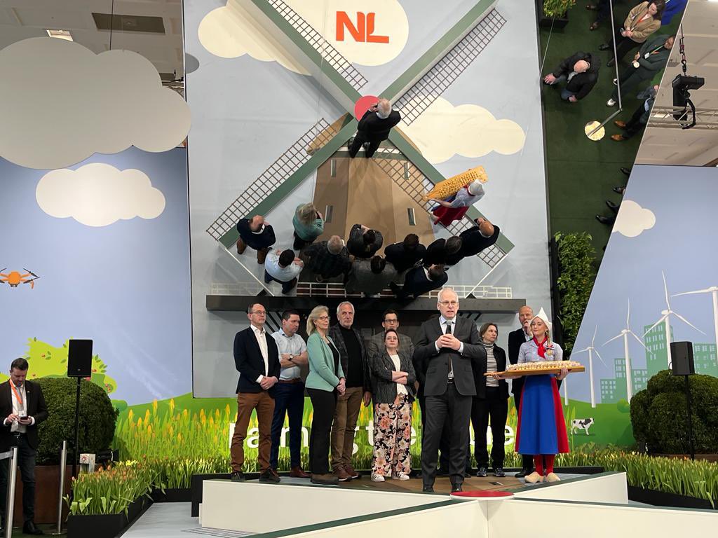 Deze keer is minister Adema wel bij de opening van het NL paviljoen op de #gruenewoche.  Als is de derogatiekwestie nog niet voorbij., zegt hij.