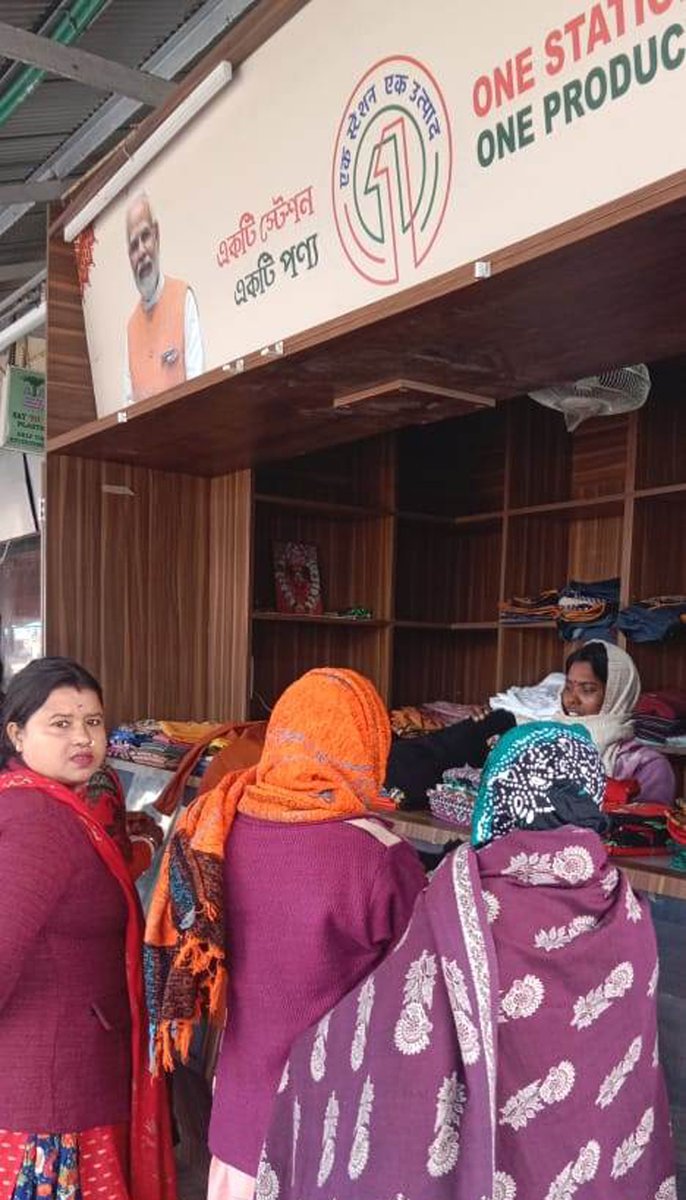 Fostering promotion of handloom and kantha stitch products by local artisans, the #OneStationOneProduct store at 'Rampurhat Junction Railway Station' in Howrah Division is promoting regional and indigenous goods, generating revenue, and promoting #Vocal4Local.