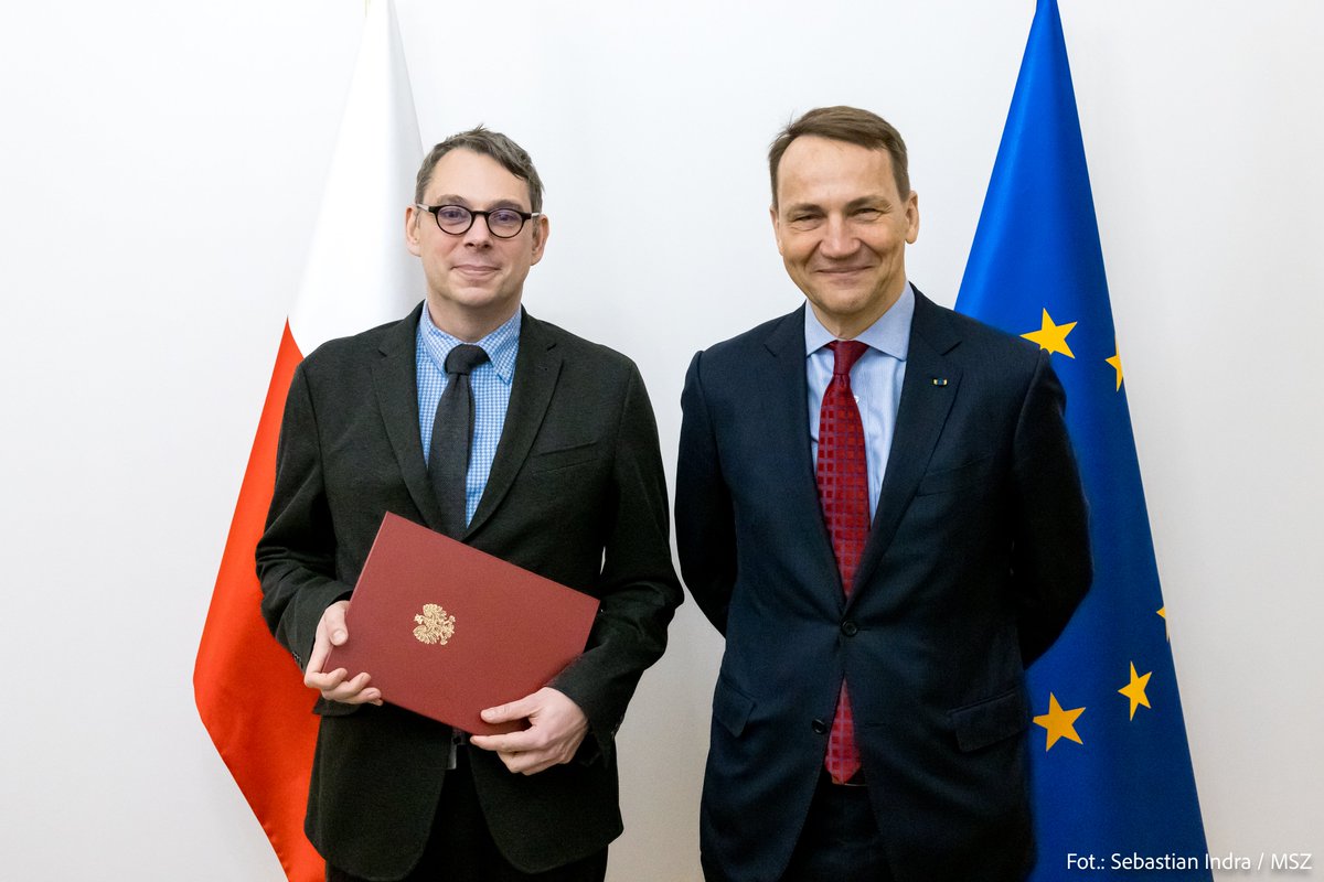 Jakub Wiśniewski został nowym podsekretarzem stanu w 🇵🇱 Ministerstwie Spraw Zagranicznych. Nominację wręczył dziś min. @sikorskiradek.