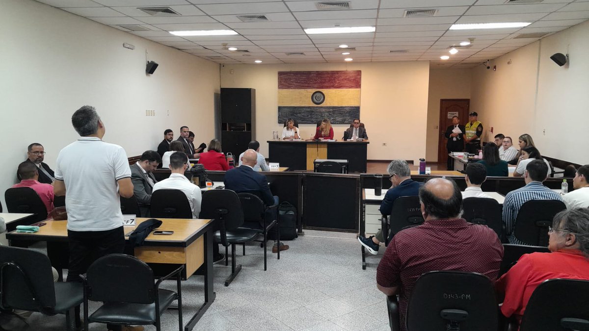 PerlaSilguero's tweet photo. Tras las palabras finales de los acusados en el juicio por la causa #MarihuanaVip el tribunal de sentencia presidido por la jueza Dina Marchuck pasa a deliberar @1000_am @observapy https://t.co/K6FZkt6Bc6