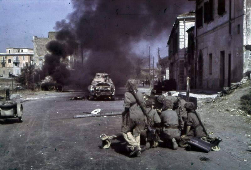 Heisenberg_PzVI's tweet photo. 1943年9月10日イタリア、ローマ
アシェ作戦。イタリア軍と戦う降下猟兵 #AB41 https://t.co/AzftQSo5Y3