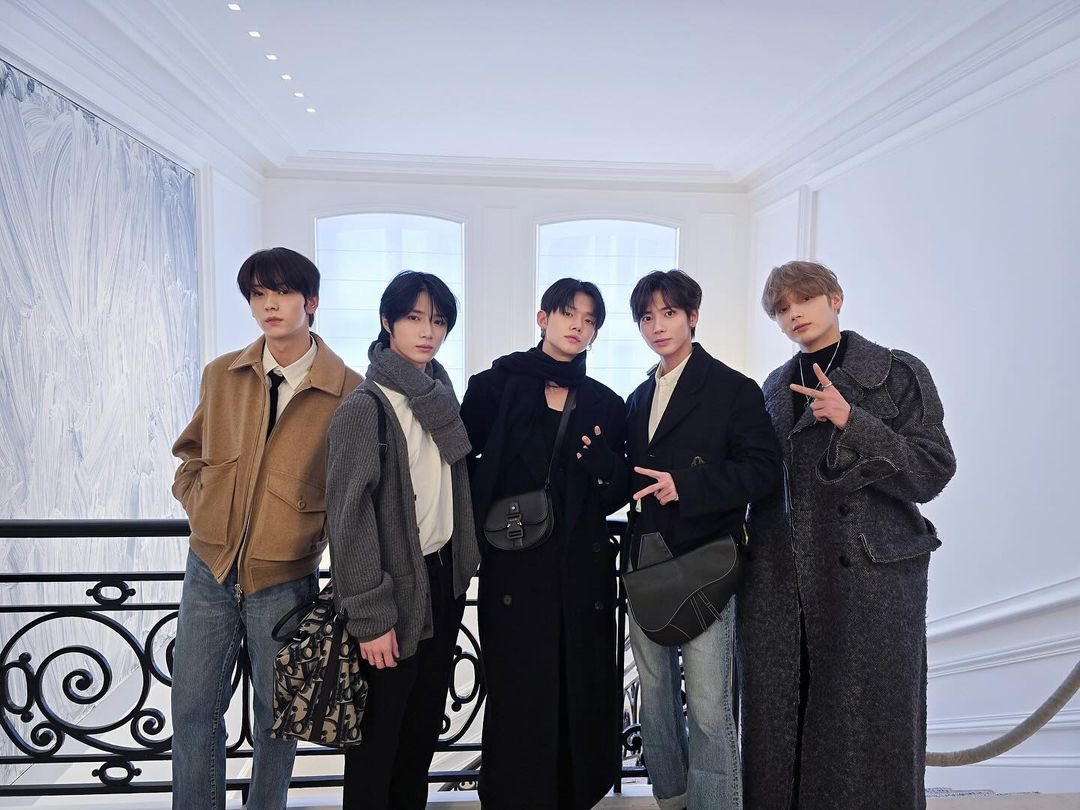 Moas, coloquem as ## aqui! 👇

#TXTatPFW2024
TXT ON PARIS FASHION WEEK
#TOMORROW_X_TOGETHER
#BeautifulTXTinParis <a href="/TXT_members/">TOMORROW X TOGETHER</a>