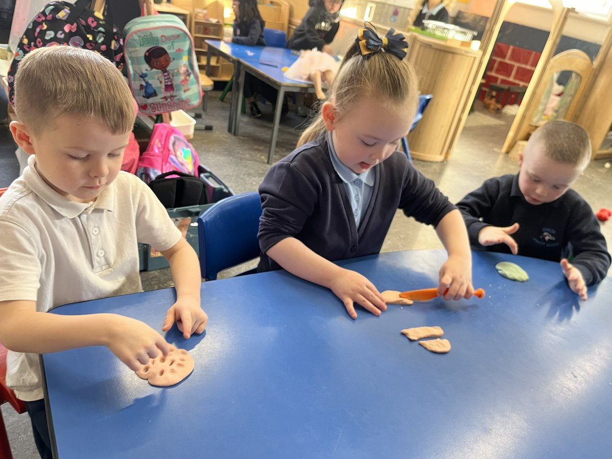 ibroxprimary's tweet photo. Some play dough spelling to recap our weekly words #WordTime #RWI #Playdoughfun #Finemotorskills #FredTalk 🐸😀 https://t.co/1UZkmEJNic