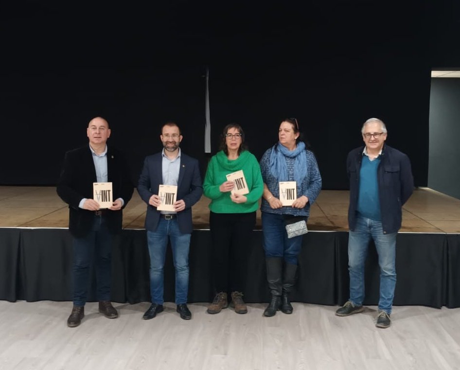 ccgirones's tweet image. 🎭 @GironesCultura ha presentat aquest matí a Bordils la 20a edició d'#Escenaris.

El festival de teatre al #Gironès celebra enguany el seu 20è aniversari. 🎂

🟡 174 representacions
🟡 137 espectacles
🟡 20 municipis

📲 escenaris.cat 

#Escenaris2024 #TeatreAlGironès