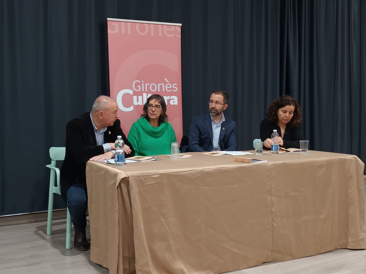 ccgirones's tweet image. 🎭 @GironesCultura ha presentat aquest matí a Bordils la 20a edició d'#Escenaris.

El festival de teatre al #Gironès celebra enguany el seu 20è aniversari. 🎂

🟡 174 representacions
🟡 137 espectacles
🟡 20 municipis

📲 escenaris.cat 

#Escenaris2024 #TeatreAlGironès