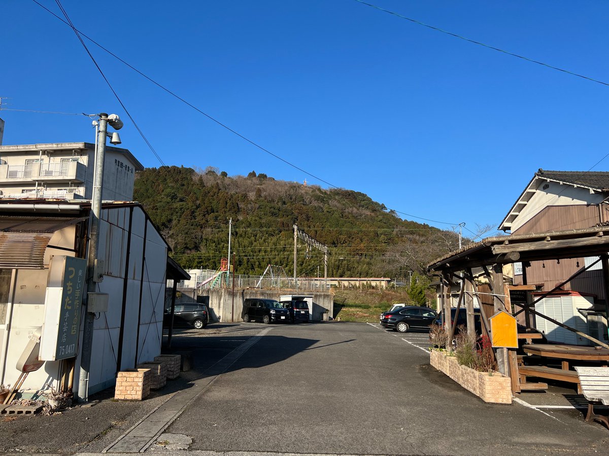 大分県杵築市山香町　若宮商店街
日豊本線・中山香駅前から伸びる山香町の中心商店街。
山香のシンボル・甲尾山の風車は近くで見たときにそこそこ大きい印象があったけど、いざ麓の商店街から見上げるとだいぶ存在感薄くて笑った。