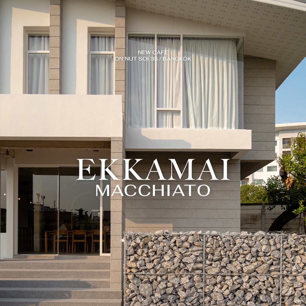 gocafethailand's tweet photo. Ekkamai Macchiato ☕️🌳⛅️
คาเฟ่เปิดใหม่ย่านอ่อนนุช โฮมมี่สุดๆ บรรยากาศโปร่ง ด้านในตกแต่งด้วยเฟอร์นิเจอร์ไม้ มีมุมที่นั่ง Indoor และ Outdoor เล็กน้อย ที่ร้านจะมีทั้งเครื่องดื่ม Coffee / Non-Coffee เบเกอรี่ และอาหาร ร้านเปิดวันแรกพรุ่งนี้แล้วว สายฮอปพุ่งไปด่วนๆ น่ารักมากก ✨ https://t.co/yr5ZqGMq9y
