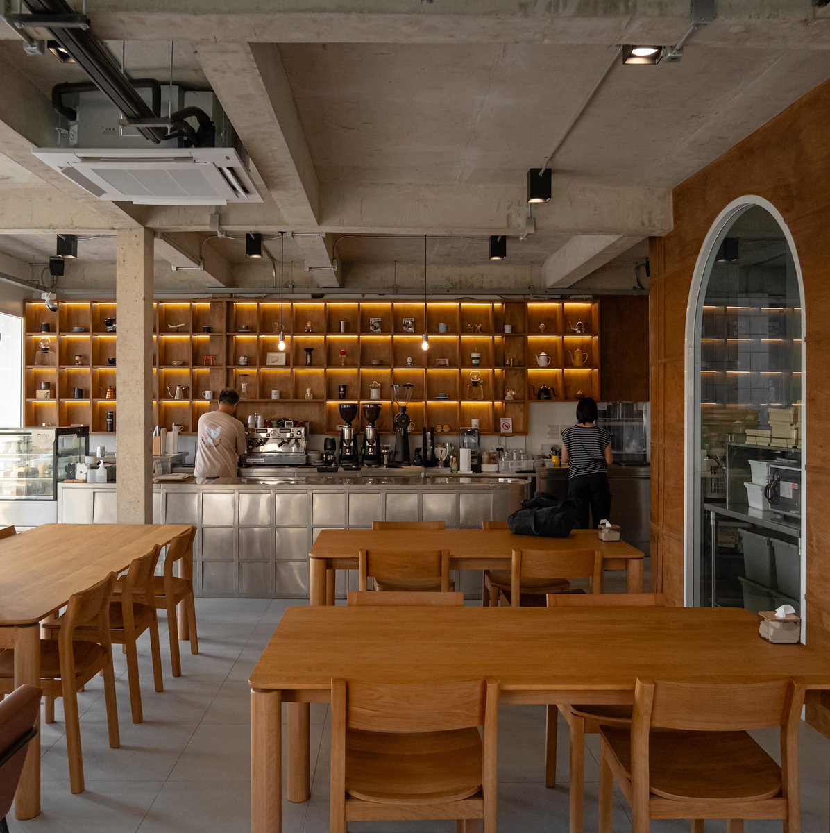 gocafethailand's tweet photo. Ekkamai Macchiato ☕️🌳⛅️
คาเฟ่เปิดใหม่ย่านอ่อนนุช โฮมมี่สุดๆ บรรยากาศโปร่ง ด้านในตกแต่งด้วยเฟอร์นิเจอร์ไม้ มีมุมที่นั่ง Indoor และ Outdoor เล็กน้อย ที่ร้านจะมีทั้งเครื่องดื่ม Coffee / Non-Coffee เบเกอรี่ และอาหาร ร้านเปิดวันแรกพรุ่งนี้แล้วว สายฮอปพุ่งไปด่วนๆ น่ารักมากก ✨ https://t.co/yr5ZqGMq9y