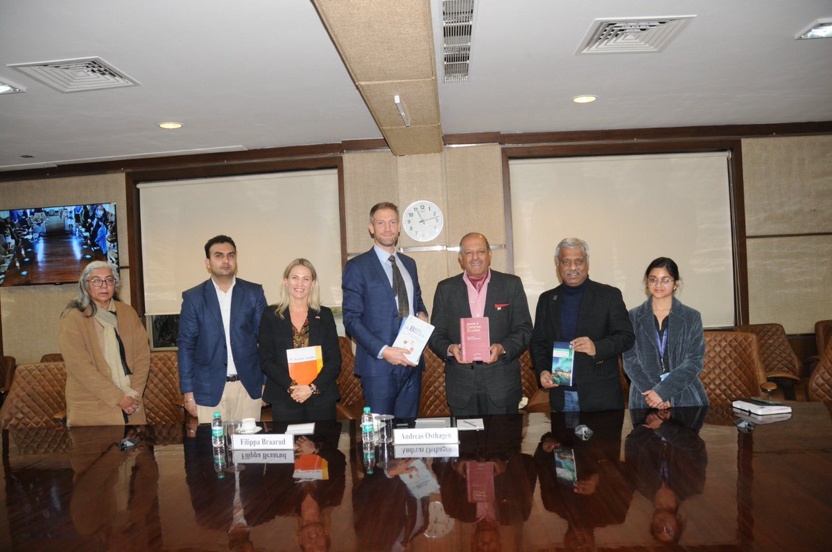 .@AndreasOsthagen Senior Researcher, from @FniNansen spoke on “Arctic Geopolitics (& India)” in a round table interaction chaired by Amb @SujanChinoy DG @IDSAIndia. @FilippaBraarud from @norwayinindia and scholars @IDSAIndia enriched the discussions.