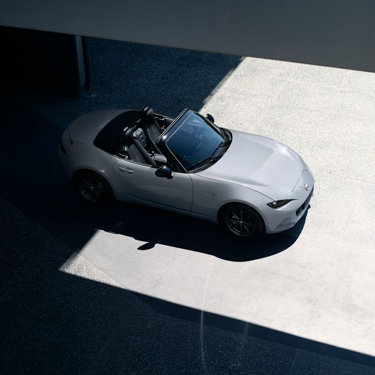 MazdaEspana's tweet photo. El #Mazda #MX5 el color Aero Grey, donde la elegancia se une a la emoción. Siente la libertad en tus manos y descubre un mundo de emociones detrás del volante.
#WinterSun #KodoDesign #CraftedInJapan https://t.co/XSeLTId0Xk