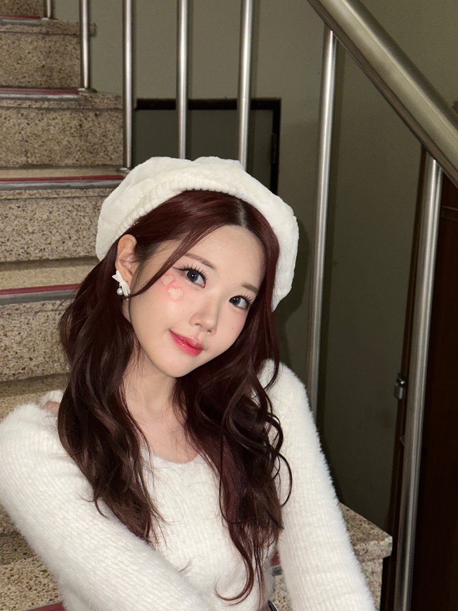 [#채원] 

남찍사냐 셀카냐 그것이 문제로다🤧

#CLASSy #클라씨
#CHAEWON