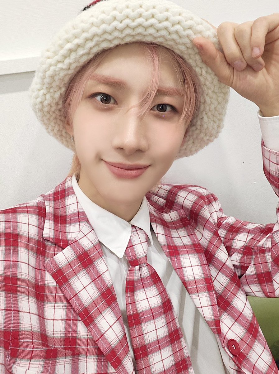 CUBE_PTG's tweet photo. [📸] 240119 @ #뮤직뱅크

유니들과 함께하는 하루하루가 너무나 행복한 요즘 💞
큰 응원으로 에너지 828% 충전해 준 🔋 유니버스! 고마워요 👏

#후이 #HUI 
#WHU_IS_ME_Complex
#흠뻑 #Hmm_BOP https://t.co/PxWCoKk4z5