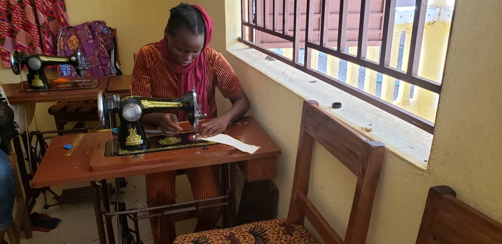 Jamilafondation's tweet photo. #SPI_TGC beneficiaries shine in crafting African dresses, equipping young women ages (15-30) with vital sewing skills. will cultivate leadership, teamwork, and economic prosperity for women. Together, let's cultivate women entrepreneurs, elevate Guinea's textile industry, https://t.co/1AOW5Uz7sq