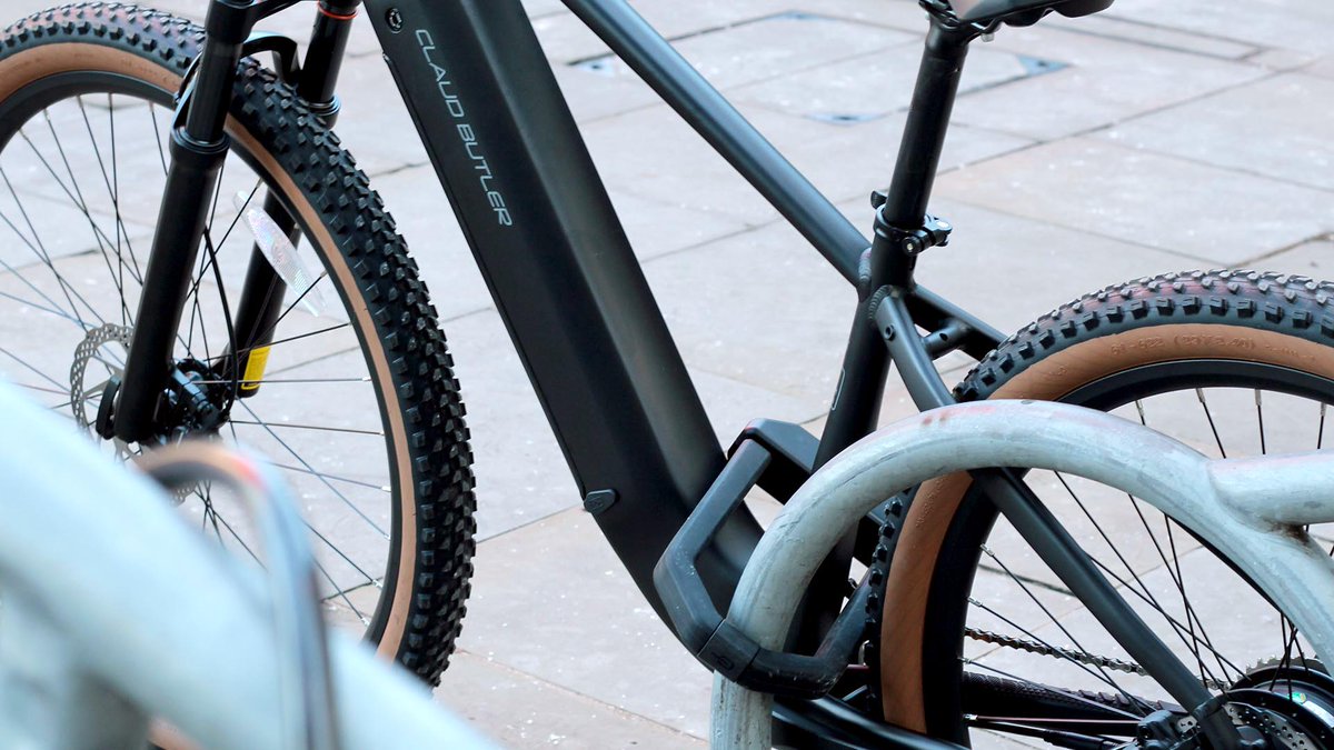 I'm pretty paranoid about bike security so was keen to try this impressive looking @hiplok 1000-series lock and ground anchor combo - my review on @AutoTrader_UK here autotrader.co.uk/bikes/content/…, tho I defer to <a href="/bennetts_bike/">Bennetts</a> for the proper destruction test! youtube.com/watch?v=k-uewb…