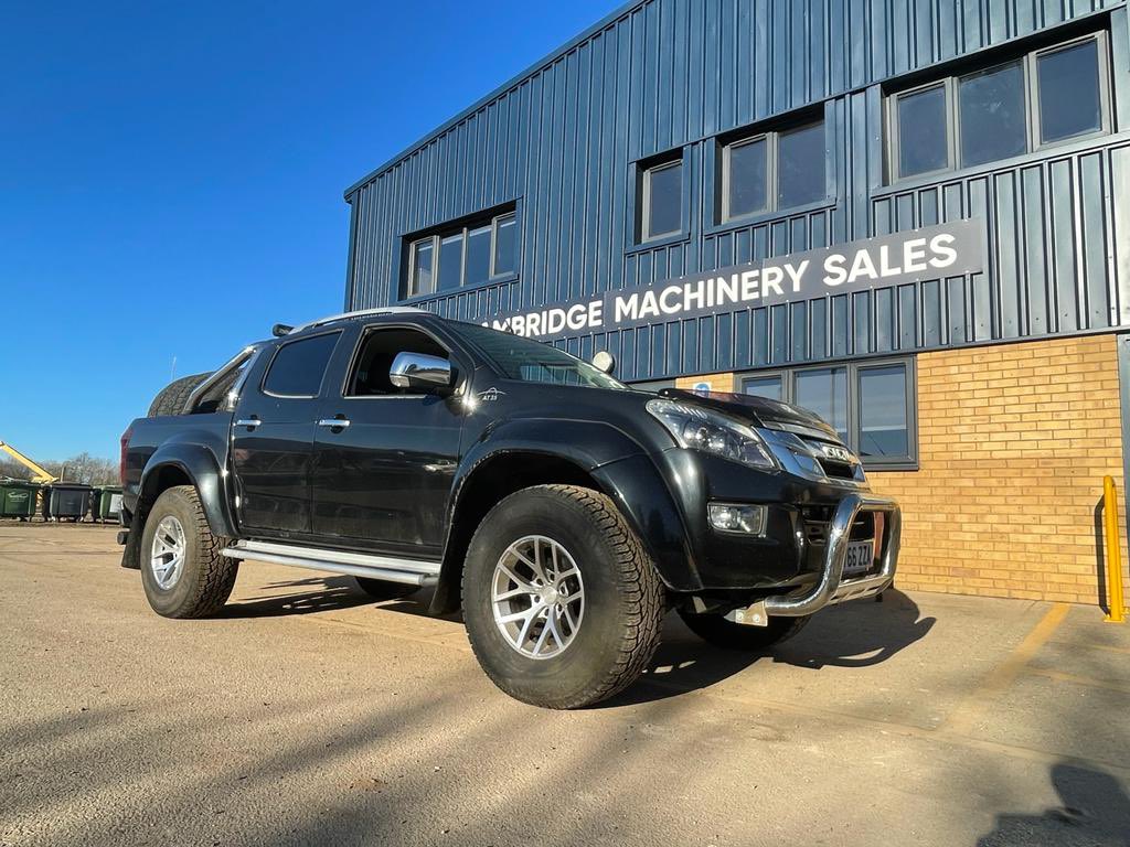 CheffinsMachine's tweet photo. Entries are coming in thick and fast for our next machinery sale on the 12th February including this stunning Isuzu DMax Artic Truck with less than 6000 miles on the clock. Please contact the team on 01353 777767 for any extra details. https://t.co/Vb8MCnupph