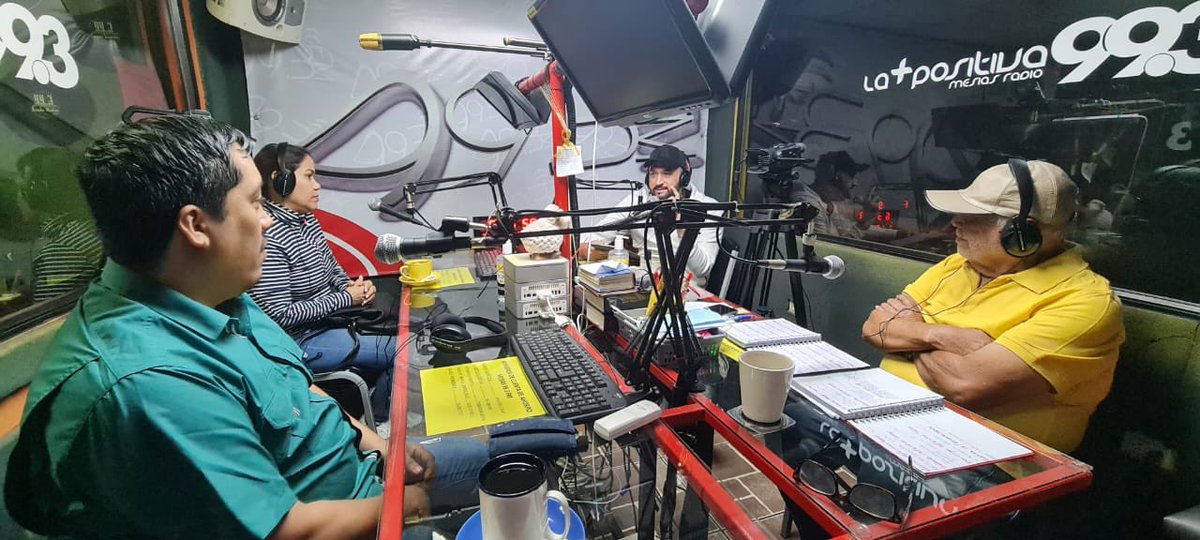 993radio's tweet photo. En cabina Pastores Cruz de Iglesia Fraternidad Emanuel.
Puede escucharnos en 99.3 FM https://t.co/Rb1c20ktFf