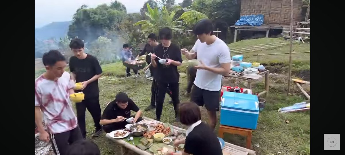 ผู้ชายเสื้อขาวน่าจะเป็นประธานนักเรียนนะ ตัวโตกว่าเพื่อนๆเลย 🤣
#มนต์รักดอยปู่หมื่น
GR VLOG IN DOI PU MUEN