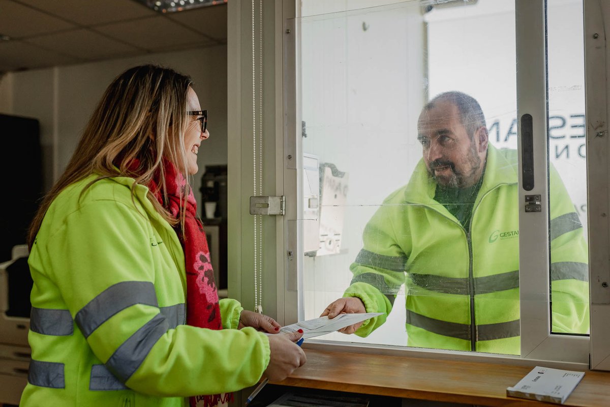 Esta es Elena, la encargada de realizar el registro de entrada de cada contenedor en nuestra planta.🥰

👉 Cuando el contenedor llega a Santa Icía, realizamos el registro de entrada, el pesaje de los residuos y la revisión de los mismos. ¡Nos aseguramos de que todo esté en orden!