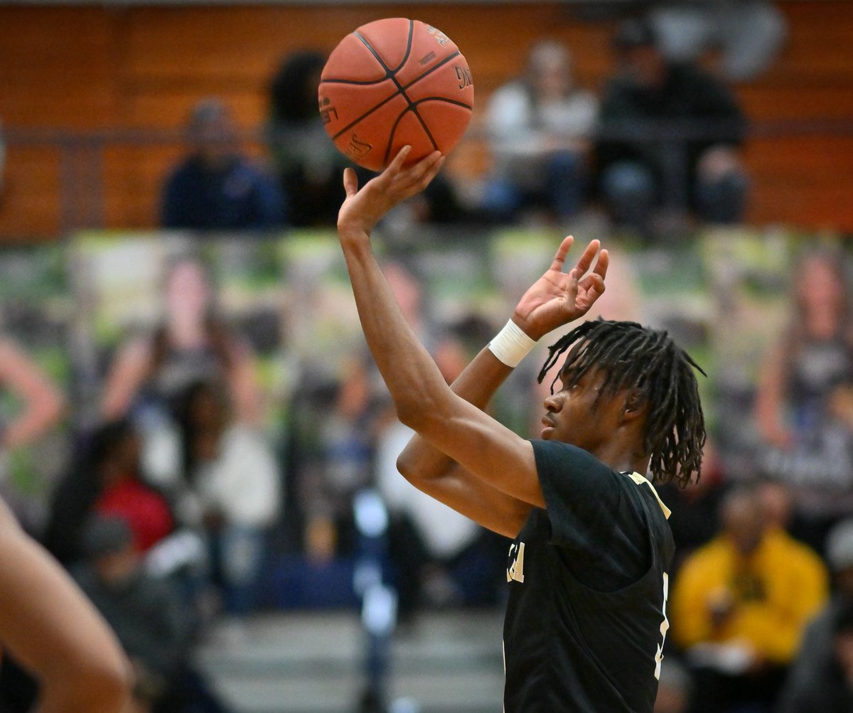 TopsportsN's tweet photo. Topeka Invitational game recap: @NWGrizzlyHoops tops 
@T_HighHoops 60-34 to advance to tournament semifinals. Dai'Quan Groves paces Topeka High with 12 points. ...
https://t.co/dtYAeQDXPw https://t.co/lIuvDducuQ