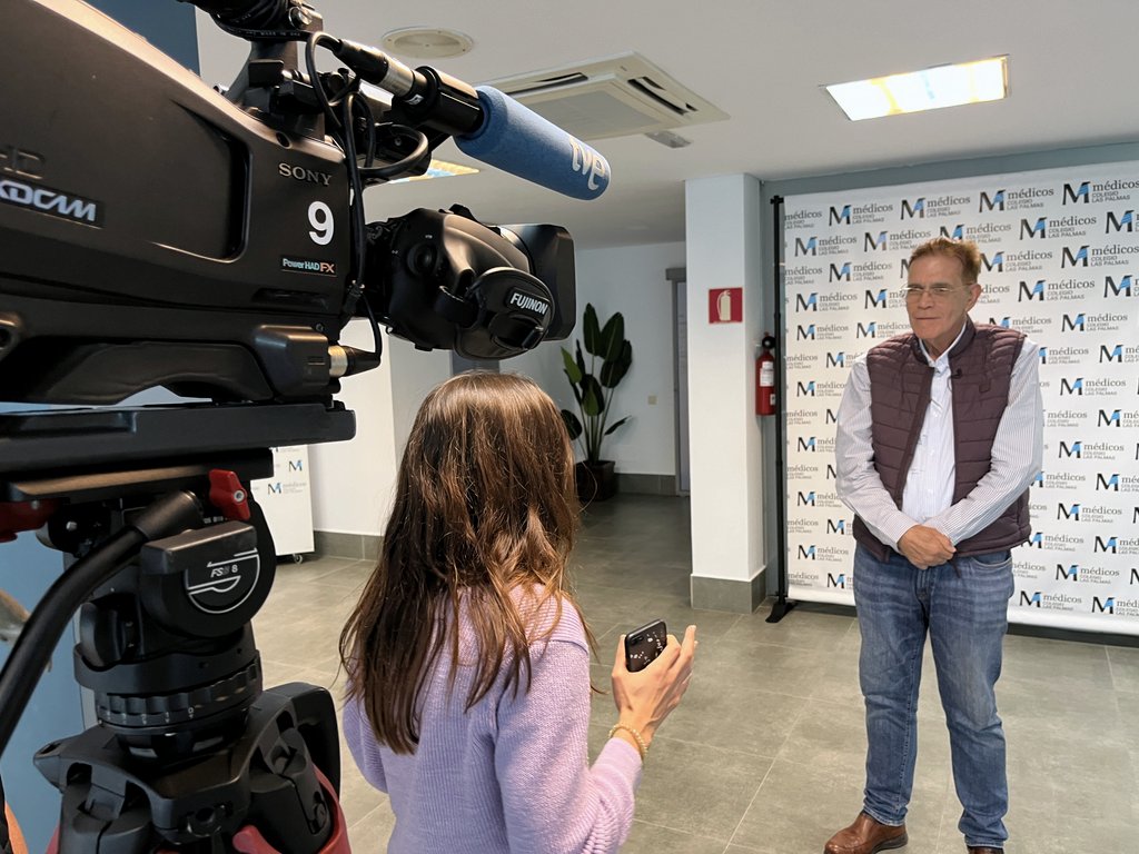 MdicosLasPalmas's tweet photo. Esteban Pérez Alonso, vicepresidente @MdicosLasPalmas, atiende a @RTVECanarias sobre la humanización de la atención sanitaria, tema que se debate estos días en las Islas. https://t.co/q0Q7T6jhWX
