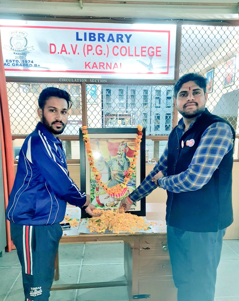 Nssdavkarnal's tweet photo. आज डी ए वी पी जी कॉलेज करनाल राष्ट्रीय सेवा योजना इकाई के स्वयंसेवको द्वारा कॉलेज में वीर शिरोमणि  महाराणा प्रताप की पुण्यतिथि पर पुष्प अर्पित कर श्रद्धांजलि अर्पित की गई । प्राचार्य डाॅ रामपाल सैनी जी ने स्वयंसेवको को उनके जीवन के बारे में बताया। 
@_NSSIndia https://t.co/qcNQR8dA6s